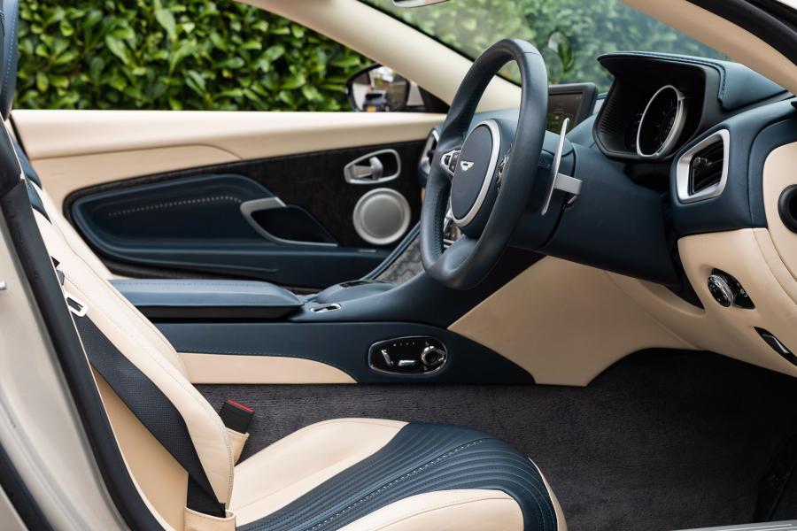 Интерьер Aston Martin DB11 V8 Volante 2018 года  (UK) (фото 36 из 40)